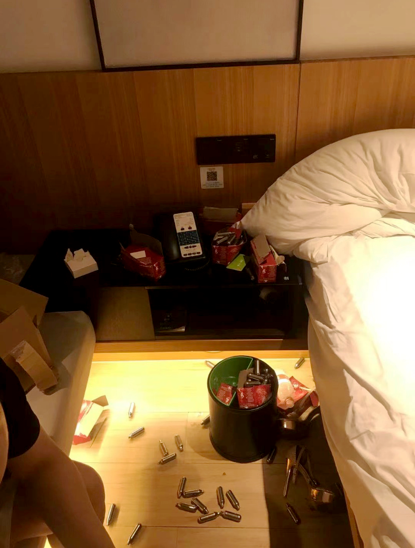 气球？飞机？民警检查酒店房间，只见床上床下都是气弹(图3)