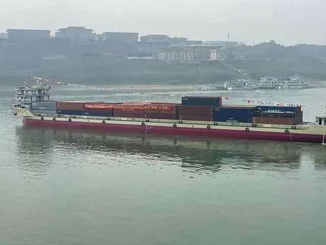 长江干线首艘130米标准型LNG双燃料集装箱船首航(图1)